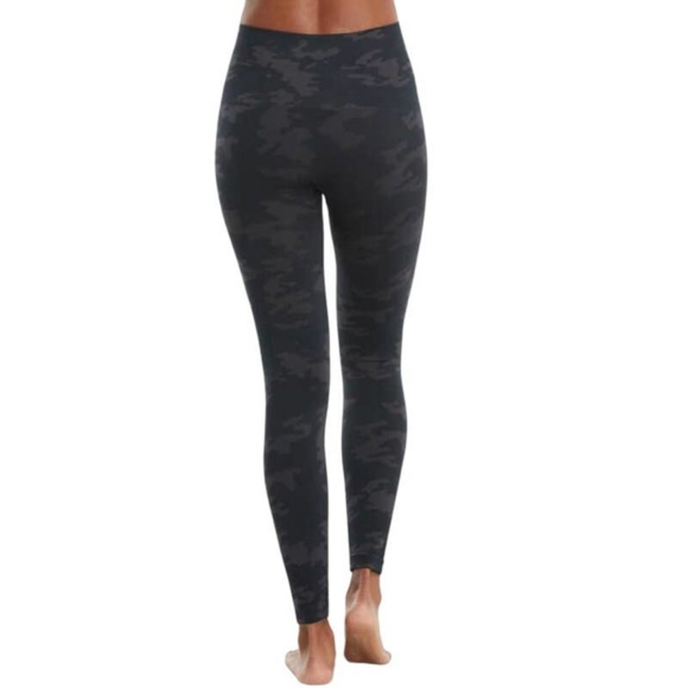 New Womens SPANX EcoCareโ Seamless Booty Boost Active Camo 7/8 Leggings Sz Large